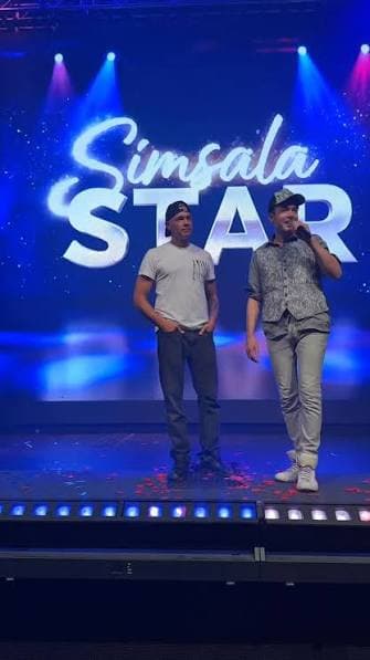 Florian Zimmer mit Dante Thomas auf der Bühne