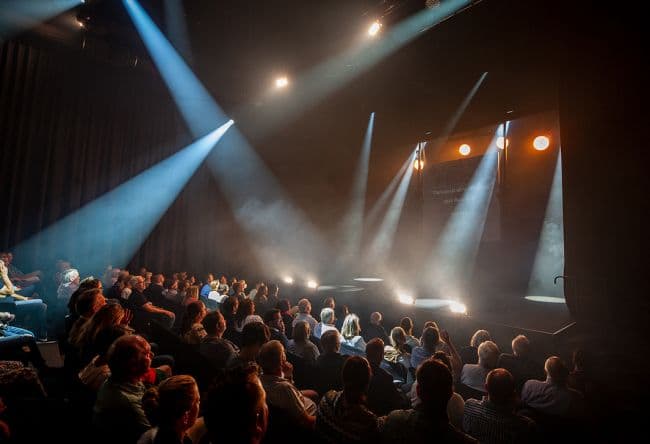 Publikum während einer Show im Florian Zimmer Theater